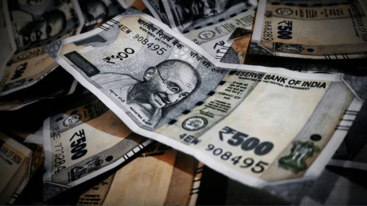 7મા પગાર પંચનો કાર્યકાળ 31 ડિસેમ્બર, 2025ના રોજ સમાપ્ત થયો છે. 8મા પગાર પંચની રચના નવેમ્બર 2025માં સૂચિત કરવામાં આવી હતી. કમિશન 18 મહિનામાં તેનો અહેવાલ રજૂ કરે તેવી અપેક્ષા છે. નવા ફિટમેન્ટ ફેક્ટર લાગુ થયા પછી જ DA ઘટાડીને શૂન્ય કરવામાં આવશે અને મૂળ પગારમાં મર્જ કરવામાં આવશે. બધાની નજર હવે ડિસેમ્બર 2025 માટે AICPI-IW ડેટા પર છે, જે અંતિમ વધારાનું સ્પષ્ટ ચિત્ર પ્રદાન કરશે.