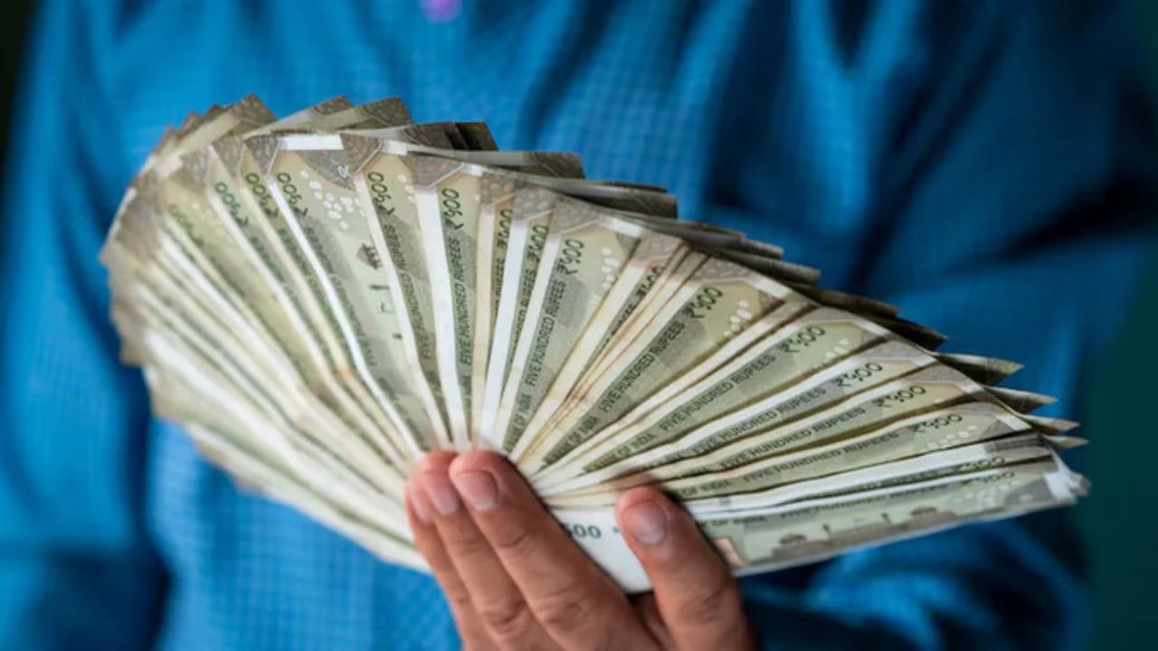 કેન્દ્ર સરકારના કર્મચારીઓ અને પેન્શનરો માટે મોંઘવારી ભથ્થા (DA) અંગે સારા સમાચાર છે. નવેમ્બર 2025 માટે ઓલ ઈન્ડિયા ઇન્ડસ્ટ્રીયલ વર્કર્સ કન્ઝ્યુમર પ્રાઈસ ઇન્ડેક્સ (AICPI-IW) એ DAમાં વધારો થવાની લગભગ પુષ્ટિ કરી દીધી છે. 12 મહિનાની સરેરાશ આગામી DA થ્રેશોલ્ડની ખૂબ નજીક છે, જે જાન્યુઆરી 2026 થી વધારો લગભગ નિશ્ચિત બનાવે છે.