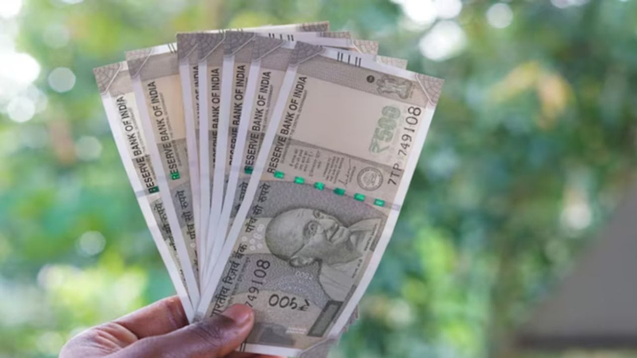 8મા પગાર પંચ ટૂંક સમયમાં સત્તાવાર સૂચના બહાર પાડશે. આ સૂચના દ્વારા, કેન્દ્ર સરકાર, રાજ્ય સરકારો અને અન્ય સંબંધિત સંસ્થાઓ પાસેથી પગાર અને સેવાની શરતો અંગે સૂચનો માંગવામાં આવશે. બધા હિસ્સેદારોએ નિર્ધારિત સમયમર્યાદામાં કમિશનને તેમના પ્રસ્તાવો સબમિટ કરવાના રહેશે. આ પછી, NC-JCM દ્વારા તૈયાર કરાયેલ અંતિમ ડ્રાફ્ટ કમિશન સમક્ષ રજૂ કરવામાં આવશે. જોકે, કમિશન માટે બધી ભલામણોને જેમ છે તેમ સ્વીકારવી ફરજિયાત નથી.