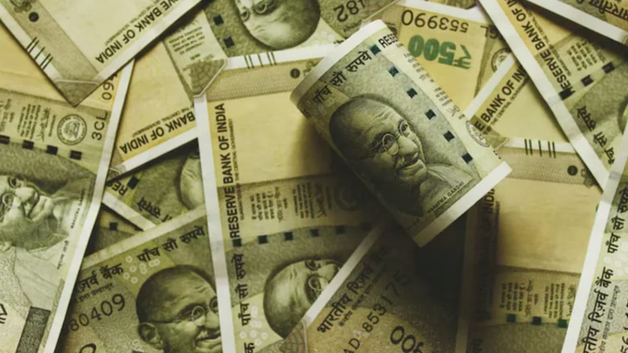 શ્રમ અને રોજગાર મંત્રાલય દ્વારા જાહેર કરાયેલા ડેટા અનુસાર, નવેમ્બર 2025 માટે AICPI-IW 148.2 હતો. આ સૂચકાંક છ-માસિક સુધારણા પ્રક્રિયાનો સીધો ભાગ છે, જે માર્ચ-એપ્રિલ 2026 માં વધારાની સત્તાવાર જાહેરાત કરશે, પરંતુ બાકી રકમ 1 જાન્યુઆરી, 2026થી પ્રાપ્ત થશે.