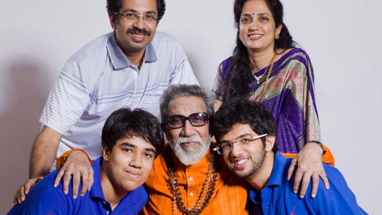 આદિત્ય ઠાકરે ઉદ્ધવ ઠાકરેનો મોટો દીકરો છે, જે એક ભારતીય રાજકારણી છે જેમણે મહારાષ્ટ્રના 19મા મુખ્યમંત્રી, શિવસેના (UBT)ના નેતા અને બાળાસાહેબ ઠાકરેના પૌત્ર તરીકે સેવા આપી હતી.