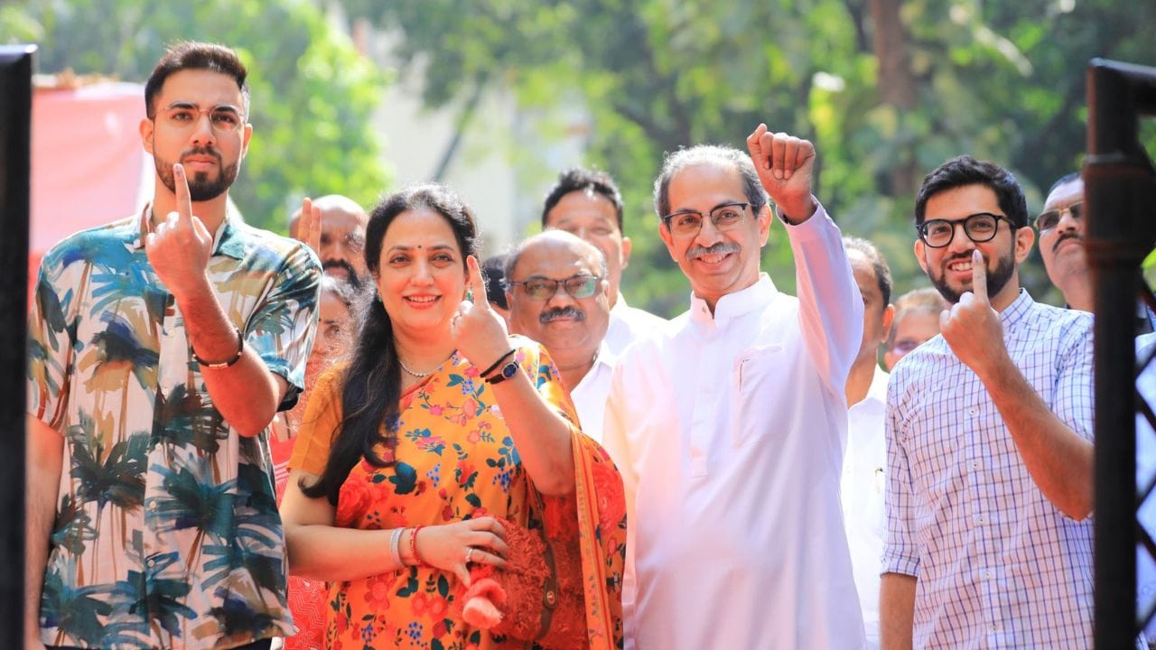 આદિત્ય ઠાકરેએ દેવેન્દ્ર ફડણવીસની આગેવાની હેઠળની સરકાર દરમિયાન અનેક પ્રોજેક્ટ્સમાં મહત્વપૂર્ણ ભૂમિકા ભજવી હતી, 