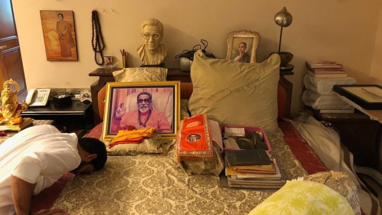 બાળાસાહેબના પરિવારની વાત કરીએ બાળાસાહેબ ઠાકરેના લગ્ન મીના ઠાકરે સાથે થયા હતા. બાલા અને મીનાને ત્રણ બાળકો હતા. તેમાંથી બિંદુમાધવ ઠાકરે, જયદેવ ઠાકરે અને ઉદ્ધવ ઠાકરે