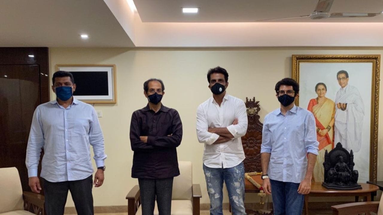 ઉદ્ધવ ઠાકરે બાળાસાહેબના સૌથી નાના પુત્ર છે.ઉદ્ધવ બાલ ઠાકરે 2019 થી 2022 સુધી મહારાષ્ટ્રના 19મા મુખ્યમંત્રી અને 2019 થી 2022 સુધી મહારાષ્ટ્ર વિધાનસભાના ગૃહના નેતા તરીકે સેવા આપી હતી.  2019 થી મહા વિકાસ આઘાડીના પ્રમુખ અને 2022 થી શિવસેના (UBT) ના પ્રમુખ છે. 