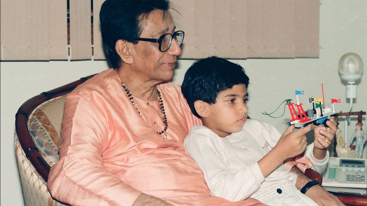 આદિત્ય ઠાકરેએ દક્ષિણ મુંબઈના ફોર્ટમાં આવેલી સેન્ટ ઝેવિયર્સ કોલેજમાં અભ્યાસ કરતી વખતે ઇતિહાસમાં બી.એ.ની ડિગ્રી મેળવી.