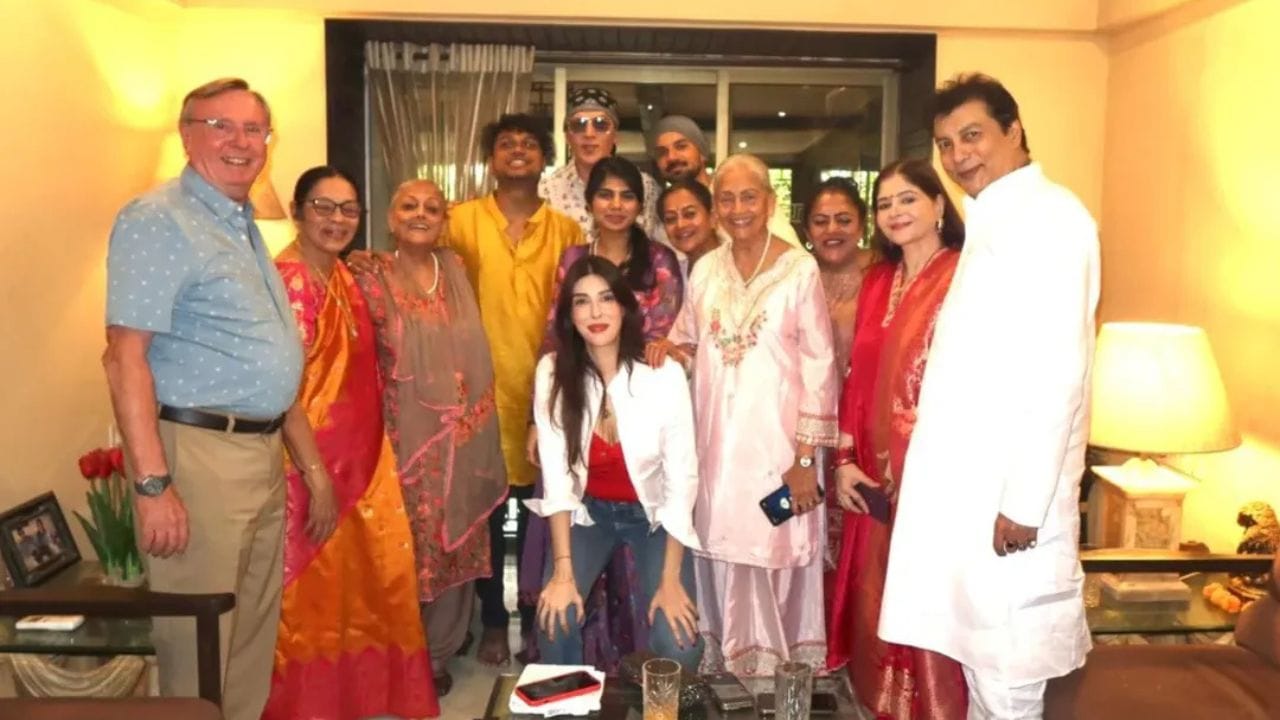 આદિત્ય પંચોલીની બહેનના લગ્ન ભૂતપૂર્વ અભિનેતા જૈનેન્દ્ર પ્રતાપ સિંહ સાથે થયા છે,તેમની ભત્રીજી અભિનેત્રી અદિતિ સિંહ છે. અદિતિ પણ તમિલ, હિન્દી ફિલ્મોમાં કામ કરી ચૂકી છે.