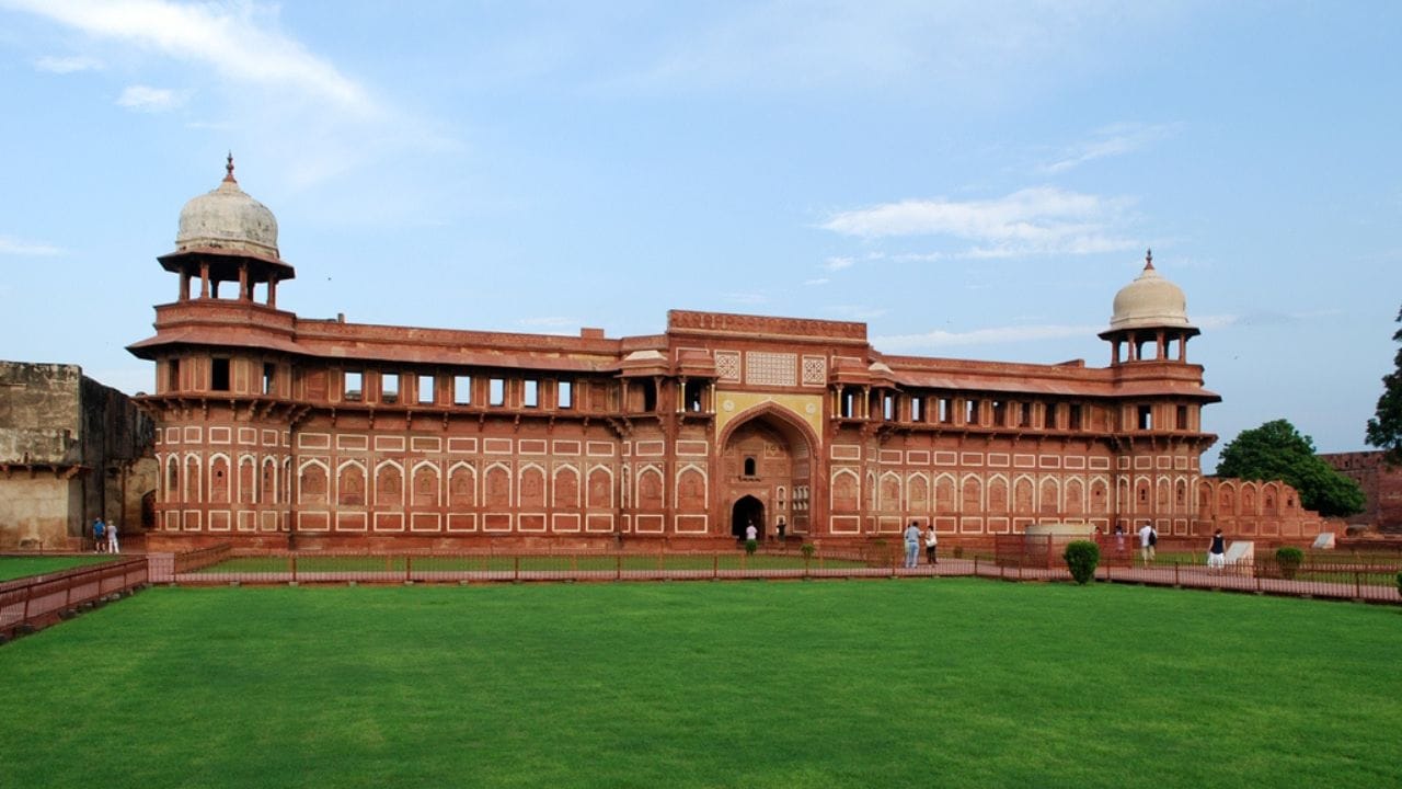 આગ્રા કિલ્લો ભારતના સૌથી પ્રભાવશાળી ઐતિહાસિક કિલ્લાઓમાં ગણાય છે. મુઘલ શાસનકાળ દરમિયાન બાબરથી લઈને ઔરંગઝેબ સુધીના અનેક બાદશાહોએ અહીં નિવાસ કર્યો અને અહીંથી સમગ્ર સામ્રાજ્યનું શાસન સંચાલિત કર્યું. રાજ્યના મહત્વના ખજાના, સંપત્તિ અને ટંકસાળ આ કિલ્લામાં સ્થિત હતાં. સાથે સાથે વિદેશી રાજદૂત, મુસાફરો અને ઉચ્ચ અધિકારીઓની સતત આવનજાવનને કારણે આ સ્થળ ભારતના ઇતિહાસનું કેન્દ્ર બની રહ્યું. (Credits: - Wikipedia)