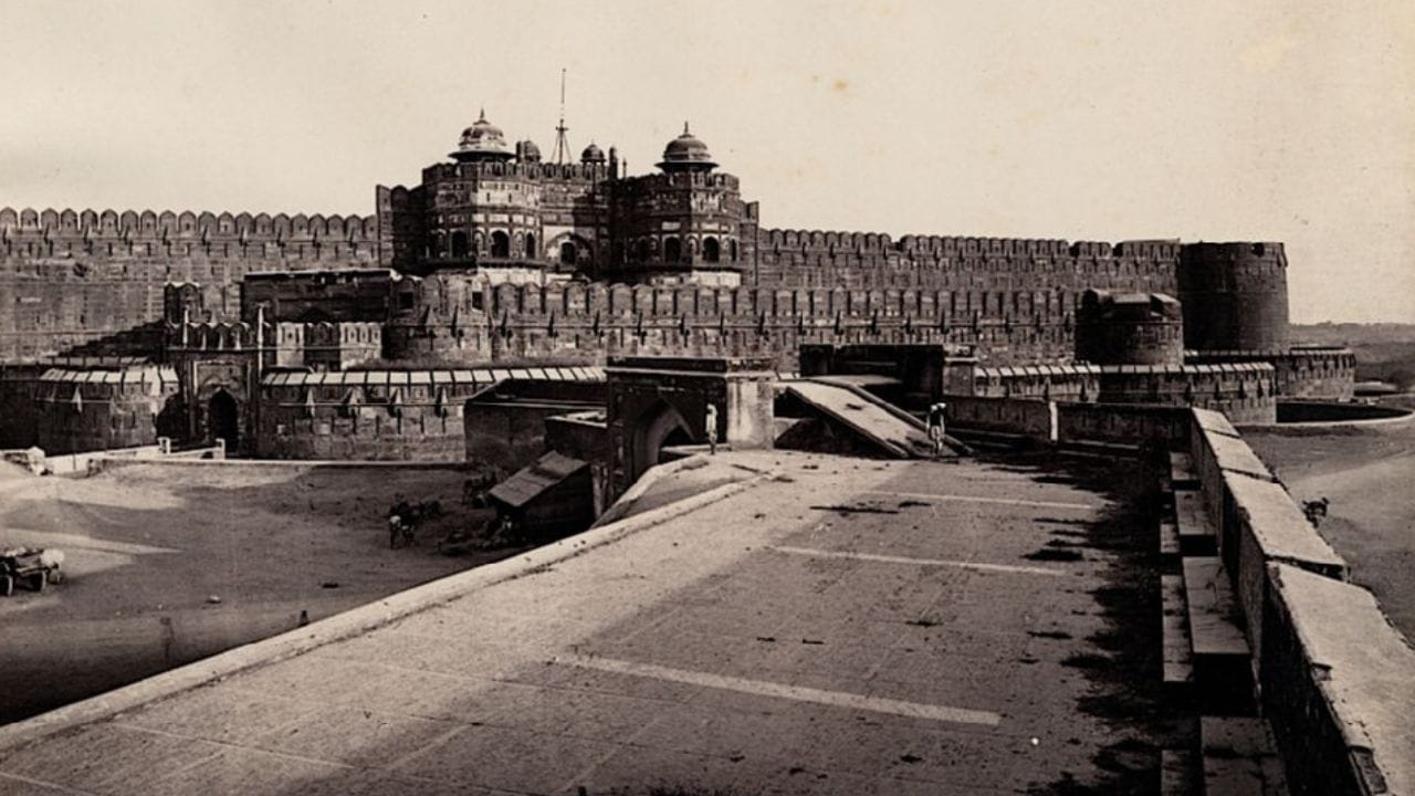 મહમૂદ ગઝનીના સમય પહેલાં આગ્રા કિલ્લાનો પ્રાચીન ઇતિહાસ સ્પષ્ટ નથી. 15મી સદીમાં ચૌહાણ રાજપૂતોના કબજામાં રહેલો આ કિલ્લો, બાદમાં સિકંદર ખાન લોદીએ આગ્રાને રાજધાની બનાવતા વધુ વિકસાવ્યો. 1526ના પાણીપત યુદ્ધ પછી મુઘલોએ કિલ્લો સંભાળી લીધો અને 1530માં હુમાયુનો અહીં રાજ્યાભિષેક થયો. અકબરના શાસનમાં કિલ્લાને વર્તમાન સ્વરૂપ મળ્યું અને એક સમયગાળા માટે તે ભરતપુરના જાટોના અધિકારમાં પણ રહ્યો. (Credits: - Wikipedia)