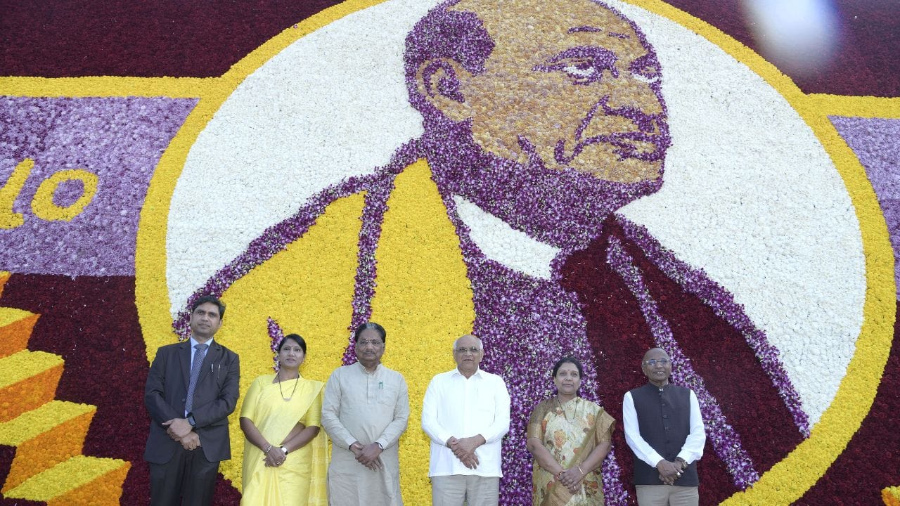 આ અવસરે ઊર્જામંત્રી ઋષિકેશ પટેલ તેમજ શહેરી વિકાસ રાજ્યમંત્રી દર્શનાબેન વાઘેલા પ્રોત્સાહક ઉપસ્થિતિ સાથે હાજર રહ્યા હતા. શુભારંભ બાદ મુખ્યમંત્રી સહિત તમામ મહેમાનોએ ફ્લાવર શૉના વિવિધ ઝોનની મુલાકાત લઈ અદ્ભુત ફૂલ સ્કલ્પચર અને કલાત્મક કૃતિઓ નિહાળી હતી.