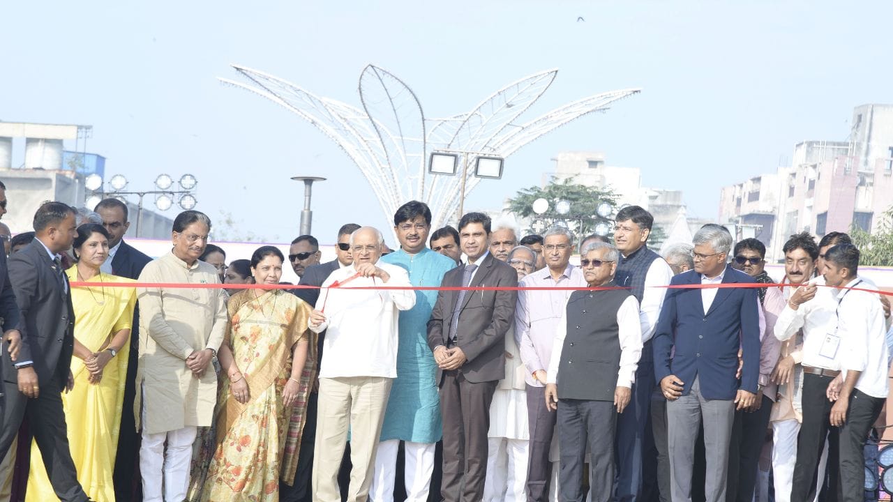 ફ્લાવર શૉના વિવિધ ઝોન ભારતના પ્રાચીન જ્ઞાન, ઉત્સવોની ઉલ્લાસભરી પરંપરા, કલાત્મક સમૃદ્ધિ અને આધુનિક વિકાસની ગાથાને ઉજાગર કરે છે. મુલાકાતીઓ એક ઝોનમાંથી બીજા ઝોનમાં આગળ વધતાં પ્રાચીન ભારતથી આધુનિક ભારત સુધીની સમગ્ર સમયયાત્રાનો અનુભવ કરી શકે છે. અહીં ‘વિવિધતામાં એકતા’ની ભાવનાને નજીકથી અનુભવી શકાય છે.મુલાકાતીઓની સુવિધા માટે ફ્લાવર શૉમાં ક્યૂઆર કોડ આધારિત ઑડિયો ગાઈડની વ્યવસ્થા કરવામાં આવી છે, જેના માધ્યમથી ફૂલ, સ્કલ્પચર અને ઝોન અંગે વિગતવાર માહિતી મેળવી શકાય છે. સાથે સાથે સોવેનિયર શોપ, નર્સરી, ચાઈલ્ડ કેર યુનિટ અને ફૂડ સ્ટોલ પણ વિશેષ આકર્ષણનું કેન્દ્ર બન્યા છે.