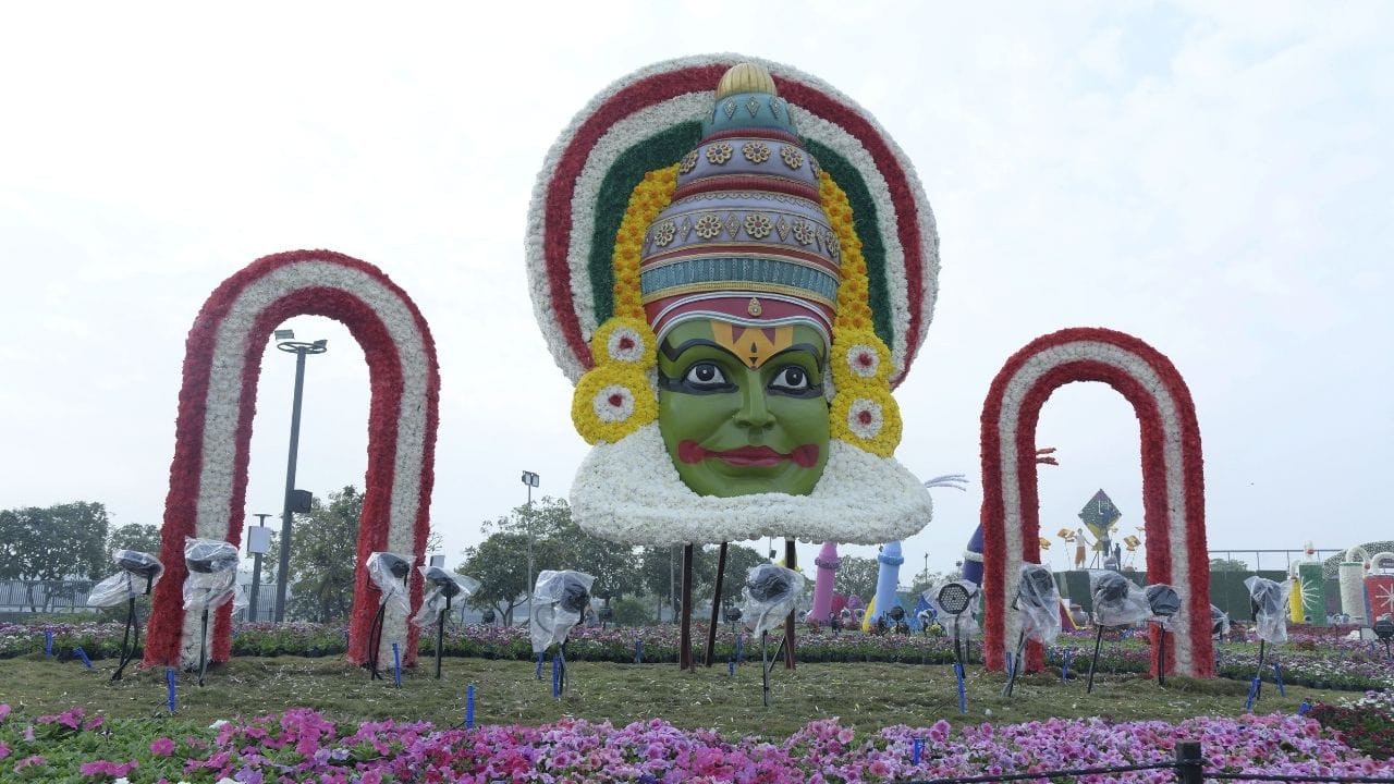 મુલાકાતીઓ માટે સોમવારથી શુક્રવાર પ્રવેશ દર રૂ. 80 અને શનિવાર, રવિવાર તથા જાહેર રજાના દિવસે રૂ. 100 નક્કી કરવામાં આવ્યો છે. તમામ પ્રકારના દિવ્યાંગો, સૈનિકો, 12 વર્ષ કે તેનાથી ઓછી ઉંમરના બાળકો તથા અમદાવાદ મ્યુનિસિપલ કોર્પોરેશન સંચાલિત શાળાના વિદ્યાર્થીઓ માટે તમામ દિવસોએ નિઃશુલ્ક પ્રવેશ રહેશે. અમદાવાદ મ્યુનિસિપલ કોર્પોરેશન સિવાયની શાળાના બાળકો માટે સોમવારથી શુક્રવાર સવારે 9:00 થી 1:00 સુધી પ્રવેશ દર રૂ. 10 રહેશે. ઉપરાંત, સવારે 8:00 થી 9:00 તથા રાત્રે 10:00 થી 11:00 દરમિયાન પ્રાઈમ ટાઈમ સ્લોટ માટે રૂ. 500 પ્રવેશ દર રહેશે.