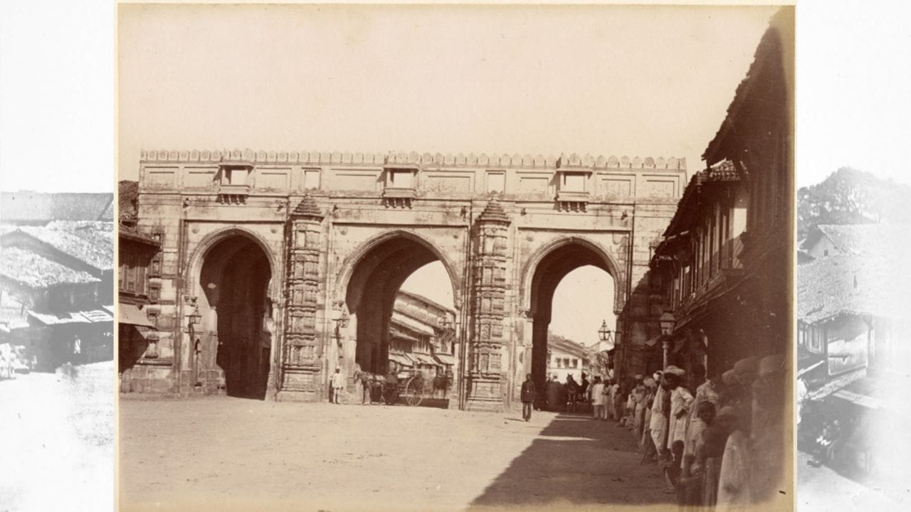 આ દરવાજાને “ત્રણ દરવાજા” કહેવાય છે કારણ કે તેમાં એક જ લાઇનમાં જોડાયેલા ત્રણ વિશાળ પ્રવેશદ્વાર બનાવવામાં આવ્યા છે. આ ત્રણેય દરવાજા એકબીજાની બાજુમાં સમાન ઊંચાઈ અને ડિઝાઇનમાં છે, જેથી દૂરથી જોતા તે ત્રણ અલગ-અલગ કમાનવાળા દ્વાર તરીકે દેખાય છે. તેથી લોકો તેને “ત્રણ દરવાજા” તરીકે ઓળખવા લાગ્યા. (Credits: - Wikipedia)