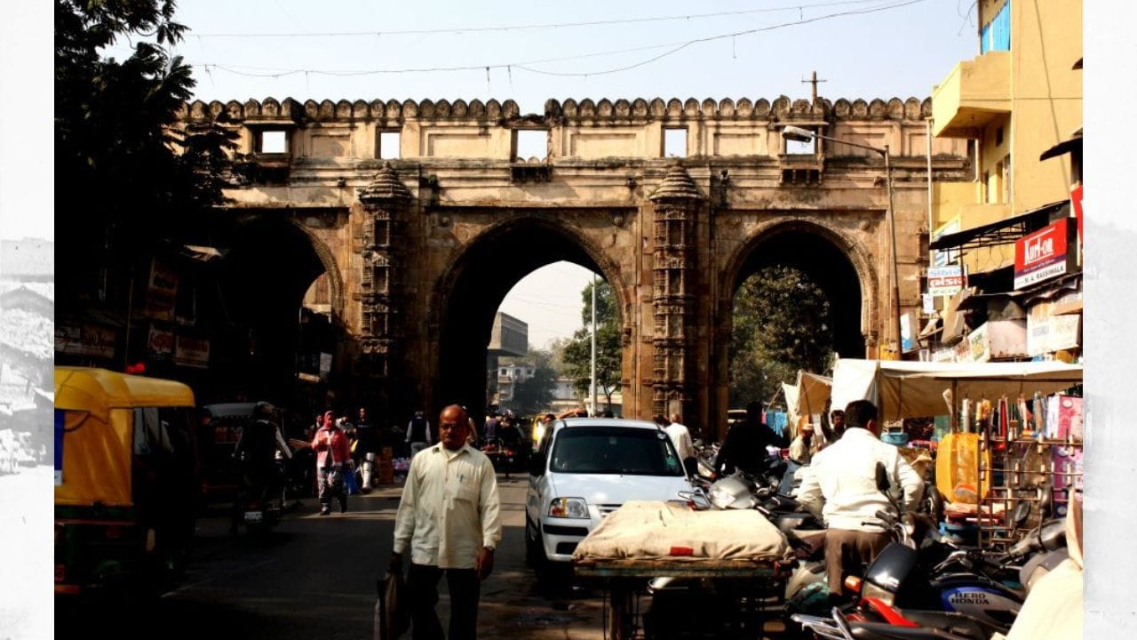 ત્રણ દરવાજાને લઈને એક લોકપ્રચલિત દંતકથા પ્રચલિત છે. કહેવાય છે કે એક વખત સમૃદ્ધિની દેવી લક્ષ્મી શહેર છોડવાના ઈરાદે ભદ્ર કિલ્લામાં આવી અને ત્રણ દરવાજામાંથી બહાર જવા લાગી. ત્યારે ત્યાં તૈનાત દ્વારરક્ષક ખ્વાજા સિદ્દીક કોટવાલે તેમને અટકાવ્યા અને જણાવ્યું કે બાદશાહ અહેમદ શાહની મંજૂરી વગર શહેર છોડવું યોગ્ય નથી. કહેવાય છે કે કોટવાલે બાદશાહ પાસે જઈને વિનંતી કરી કે જો લક્ષ્મી શહેરમાં રહે તો તે પોતાને સમર્પણ કરવા તૈયાર છે. આ ત્યાગ અને ભક્તિના કારણે દેવી પ્રસન્ન થઈ અને શહેર છોડવાનો વિચાર ત્યજી દીધો. આ રીતે માન્યતા મુજબ, અમદાવાદની સમૃદ્ધિ અને વૈભવ સુરક્ષિત રહ્યા. (Credits: - Wikipedia)