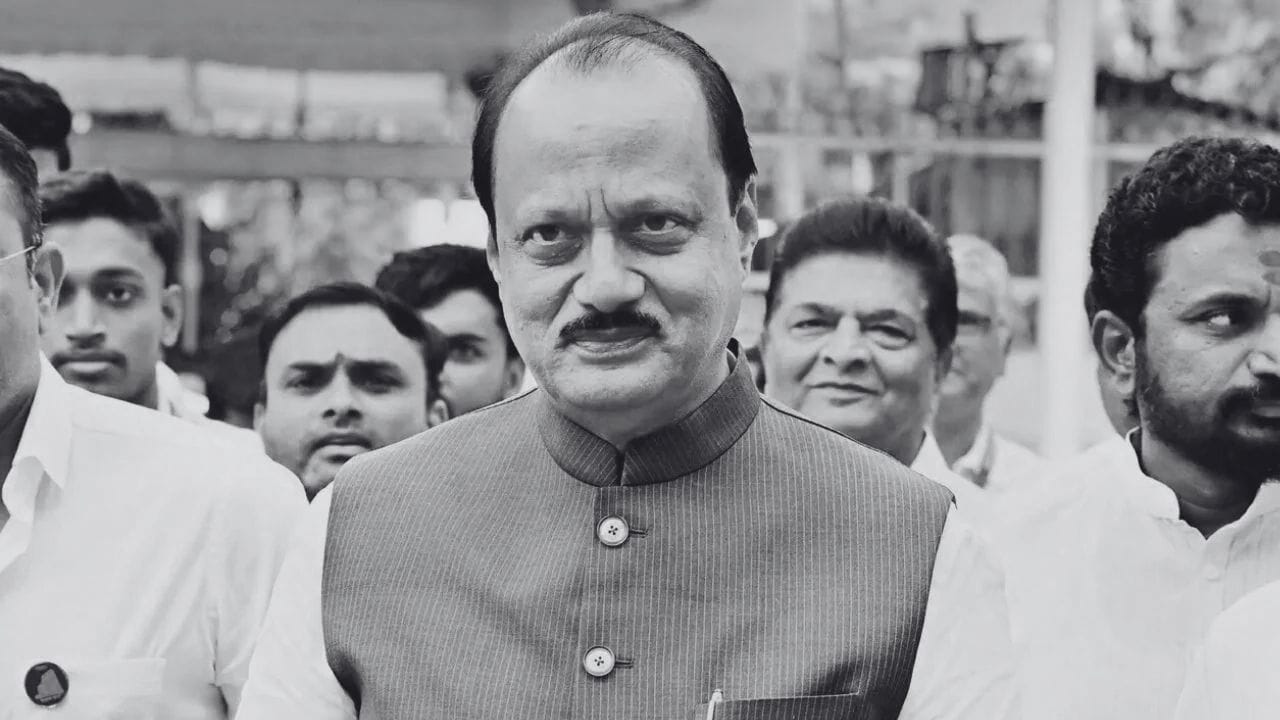 અજીત પવાર : મહારાષ્ટ્રના DyCM અને NCPના વડા અજિત પવારનું અવસાન 28 જાન્યુઆરી 2026 રોજ થયું બુધવારે સવારે તેમનું વિમાન ક્રેશ થયું હતું, જેમાં તેમનું મૃત્યુ થયું હતું. મહારાષ્ટ્રના બારામતીમાં વિમાન લેન્ડિંગ દરમિયાન આ અકસ્માત થયો હતો. વિમાન બળીને ખાખ થઈ ગયું હતું. તેમાં સવાર છ લોકોના મોત થયા છે.