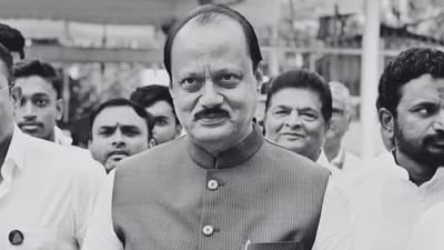 અજીત પવાર : મહારાષ્ટ્રના DyCM અને NCPના વડા અજિત પવારનું અવસાન 28 જાન્યુઆરી 2026 રોજ થયું બુધવારે સવારે તેમનું વિમાન ક્રેશ થયું હતું, જેમાં તેમનું મૃત્યુ થયું હતું. મહારાષ્ટ્રના બારામતીમાં વિમાન લેન્ડિંગ દરમિયાન આ અકસ્માત થયો હતો. વિમાન બળીને ખાખ થઈ ગયું હતું. તેમાં સવાર છ લોકોના મોત થયા છે.