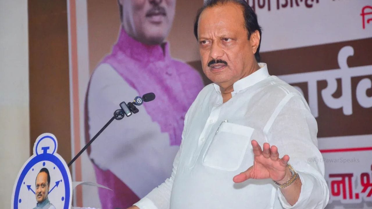 અજિત પવારના પરિવાર પાસે મોટી માત્રામાં દાગીના છે. અજિત પવાર પાસે મૂર્તિઓ અને વાસણોના રૂપમાં 41.50 કિલો ચાંદી છે. જ્યારે સુનેત્રા પવાર પાસે 1.30 કિલો સોનું, 35 કિલો ચાંદી અને 28 કેરેટ હીરા છે. આ દાગીનાની કુલ કિંમત 38 લાખ રૂપિયાથી વધુ છે.
