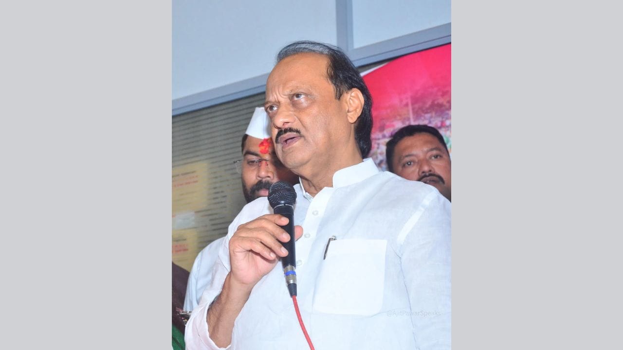 અજિત પવાર અને તેમની પત્નીએ બેંકોમાં મોટી રકમનું રોકાણ કર્યું છે. અજિત પવાર પાસે 7 લાખ 20 હજાર રૂપિયા રોકડા અને 3 લાખ 96 હજાર 593 રૂપિયા બેંક ડિપોઝીટ છે. જ્યારે તેમની પત્ની સુનેત્રા પવાર પાસે 6 લાખ 65 હજાર 400 રૂપિયા રોકડા અને વિવિધ બેંક ખાતાઓમાં લગભગ 3 કરોડ 70 લાખ રૂપિયા છે.
