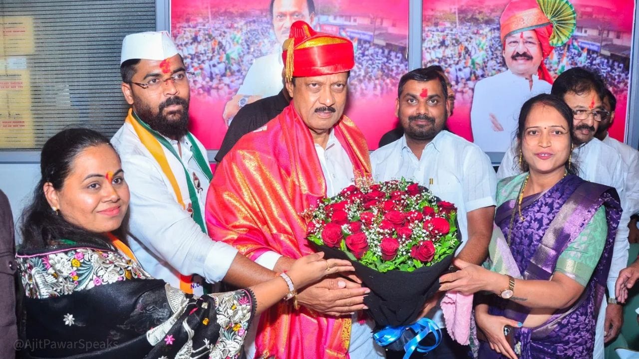 અજિત પવારનું સૌથી મોટું રોકાણ શેરમાં છે. તેમના નામે વિવિધ કંપનીઓના લગભગ 85 મિલિયન મૂલ્યના શેર છે. અજિત પવારે જીવન વીમા અને પોસ્ટલ યોજનાઓમાં પણ 1079 મિલિયન રૂપિયાનું રોકાણ કર્યું છે. સુનેત્રા પવારે વીમા યોજનાઓમાં પણ 4,42,90,463 રૂપિયાનું રોકાણ કર્યું છે.
