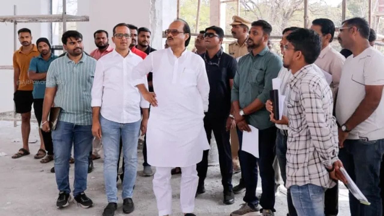 અજિત પવારના પરિવાર પાસે મોટી માત્રામાં દાગીના છે. અજિત પવાર પાસે મૂર્તિઓ અને વાસણોના રૂપમાં 41.50 કિલો ચાંદી છે. જ્યારે સુનેત્રા પવાર પાસે 1.30 કિલો સોનું, 35 કિલો ચાંદી અને 28 કેરેટ હીરા છે. આ દાગીનાની કુલ કિંમત 38 લાખ રૂપિયાથી વધુ છે.
