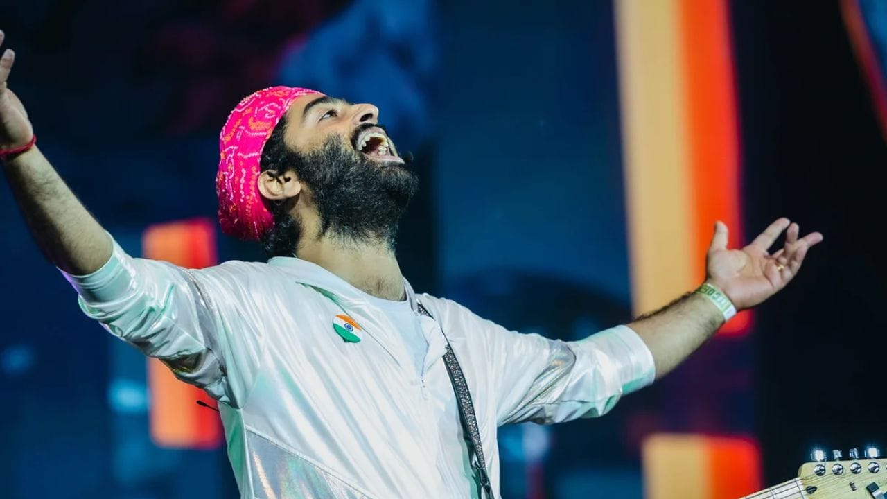 પ્લેબેક સિંગિંગ એટલે ફિલ્મો માટે ગાવાનું. જ્યારે એવું લાગે છે કે એક્ટર અને એક્ટ્રેસ સ્ક્રીન પર ગાતા હોય છે, ત્યારે તે અવાજ પ્લેબેક સિંગરનો જ હોય છે, જેણે પહેલાથી જ એક અલગ સ્ટુડિયોમાં ગીત રેકોર્ડ કર્યું હોય છે. ગાયક ફક્ત તેમના અવાજ સાથે લિપ-સિંક કરે છે. પ્લેબેક સિંગર એક્ટર અને એક્ટ્રેસ માટે તેમનો અવાજ પૂરો પાડે છે. તેઓ કેમેરા સામે દેખાતા નથી; ફક્ત તેમનો અવાજ હાજર હોય છે.