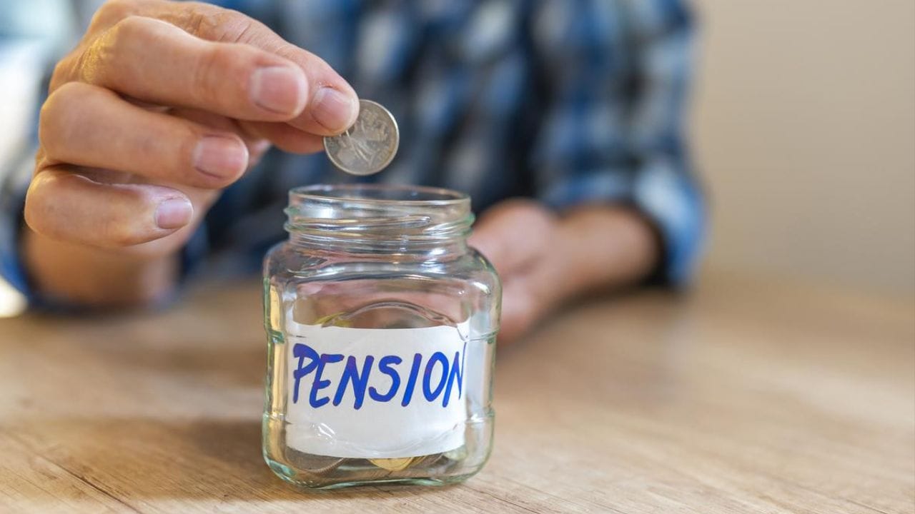 આ મંત્રીમંડળના નિર્ણય અંગેની જાહેરાતમાં જણાવાયું છે કે સરકારનું લક્ષ્ય ગ્રામીણ અને અસંગઠિત ક્ષેત્રોના લાખો કામદારોને સુરક્ષા કવચ પૂરું પાડવાનું છે જેમની પાસે ઔપચારિક પેન્શન સિસ્ટમ નથી. નાણાકીય વર્ષ 2030-31 સુધીનો વધારો બેંકો અને પોસ્ટ ઓફિસોને આ યોજના હેઠળ પેન્શન સંતૃપ્તિના લક્ષ્યને પ્રાપ્ત કરવામાં મદદ કરશે.