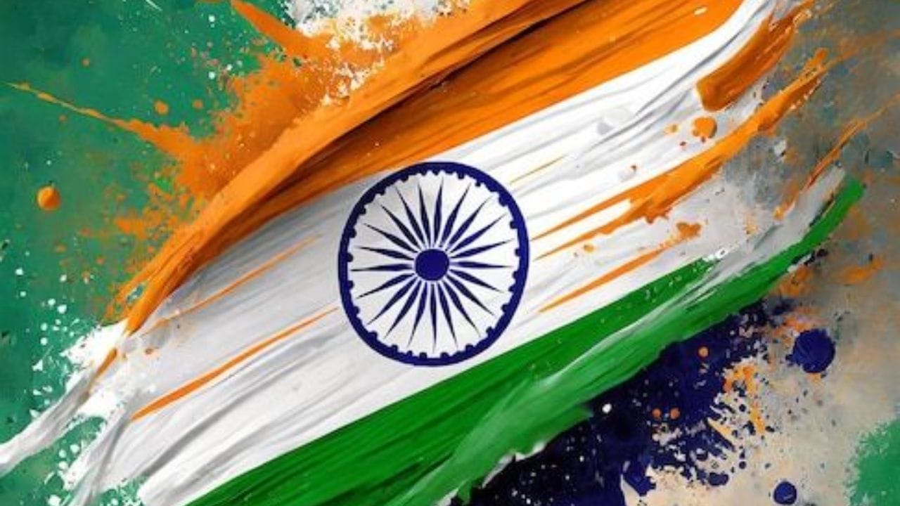 પરંતુ માહિતીના અભાવે લોકો ધ્વજનો અનાદર કરતા જોવા મળે છે. તેને ફરકાવ્યા પછી અને તેની સાથે સેલ્ફી લીધા પછી તેઓ તેને ક્યાંક છોડી દે છે અને તેના વિશે ભૂલી જાય છે. કાગળ અને પ્લાસ્ટિકથી બનેલા તિરંગોને રસ્તાઓ પર પડેલો જોવાનું વધુને વધુ સામાન્ય બની રહ્યું છે. જ્યારે તમારામાંથી ઘણા લોકો તેને મોટો મુદ્દો ન માનતા હોય, તેમ કરવું વાસ્તવમાં ધ્વજનું અપમાન છે, જે સજાપાત્ર ગુનો છે.