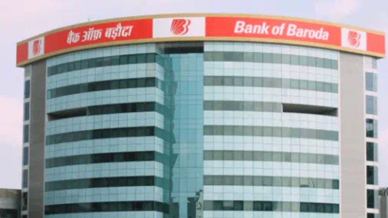 બેંક ઓફ બરોડામાં 7 દિવસથી લઈને 10 વર્ષ સુધીના સમયગાળા માટે FD ખાતું ખોલવાની સુવિધા ઉપલબ્ધ છે. હાલ બેંક FD પર 3.50 ટકાથી લઈને 7.05 ટકા સુધીના વ્યાજ દરો આપે છે. ખાસ કરીને, બેંકની કેટલીક સ્પેશિયલ FD યોજનાઓ રોકાણકારો માટે વધુ લાભદાયક સાબિત થઈ રહી છે.