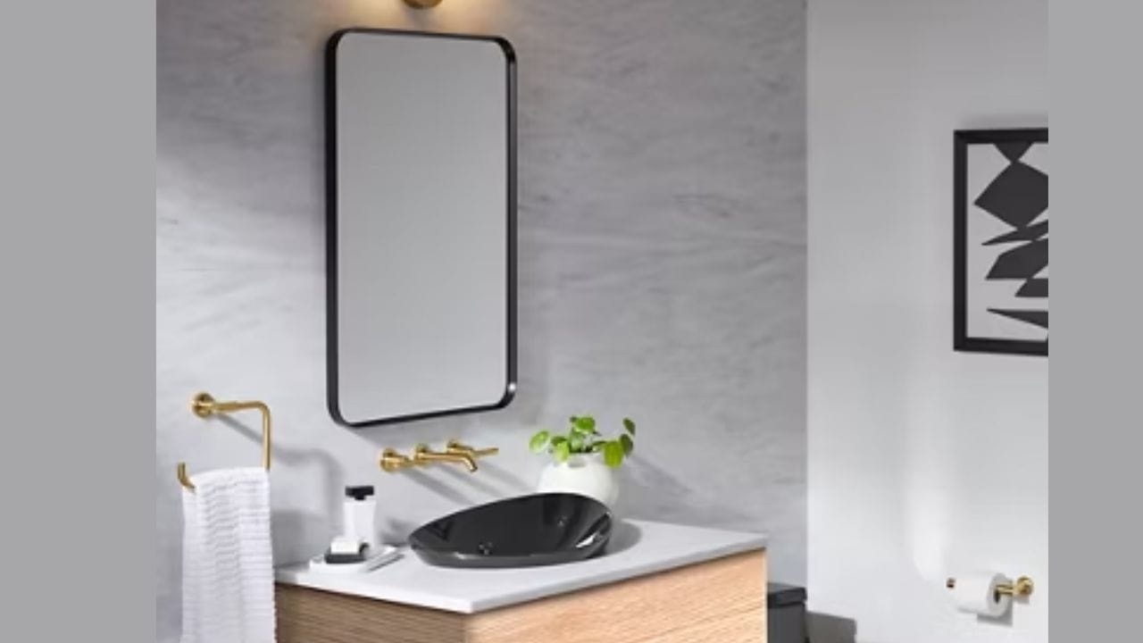 જ્યોતિષ અને વાસ્તુ માન્યતાઓ અનુસાર, બાથરૂમના અરીસાનો આકાર પણ મહત્વપૂર્ણ છે. લંબચોરસ અથવા ચોરસ અરીસો શુભ માનવામાં આવે છે. આવો અરીસો સકારાત્મક વિચારસરણી અને સકારાત્મક ઉર્જાને પ્રોત્સાહન આપવામાં મદદ કરે છે. તેથી, નવો અરીસો લગાવતી વખતે, તેના આકાર પર ખાસ ધ્યાન આપો જેથી તે તમારા જીવન પર સકારાત્મક અસર કરી શકે.