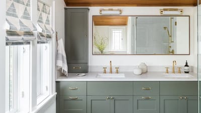 બાથરૂમને ઘરનો ખૂબ જ મહત્વપૂર્ણ ભાગ માનવામાં આવે છે. તેથી, તેની સ્વચ્છતાની સાથે, ત્યાં લગાવવામાં આવતી વસ્તુઓ પર પણ ધ્યાન આપવું જરૂરી છે. ખાસ કરીને બાથરૂમ મિરર અંગે, જ્યોતિષ અને વાસ્તુ સંબંધિત ઘણી મહત્વપૂર્ણ બાબતોની ચર્ચા કરવામાં આવી છે. એવું માનવામાં આવે છે કે બાથરૂમ મિરર એટલે કે અરીસો તમારા રોજિંદા જીવન અને ઉર્જાને અસર કરી શકે છે. કેટલીકવાર, આપણે અજાણતાં ખોટી જગ્યાએ અથવા ખોટી ડિઝાઇન સાથે અરીસાઓ મૂકીએ છીએ, જેની નકારાત્મક અસર ઘર પર પડી શકે છે. જો તમે બાથરૂમમાં અરીસો લગાવવાનું પણ વિચારી રહ્યા છો, તો અહીં કેટલીક મહત્વપૂર્ણ બાબતો ધ્યાનમાં રાખવા જેવી છે.