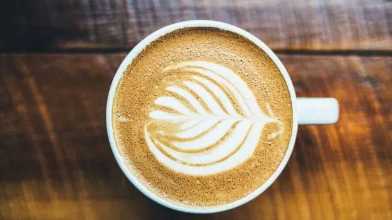 રિસર્ચ મુજબ જે લોકો સવારે ઓછી માત્રામાં કોફી પીવે છે તેમને અનેક ગંભીર રોગોથી મૃત્યુનું જોખમ ઓછું રહે છે. સવારે કોફી પીવાથી શરીર સજાગ રહે છે, મૂડ સુધરે છે અને દિવસભર કામ કરવા માટે ઉર્જા મળે છે. ડોક્ટરો કહે છે કે સવારનો સમય કોફી પીવા માટે શ્રેષ્ઠ છે. કારણ કે તે સમયે શરીર કેફીનનો વધુ સારી રીતે ઉપયોગ કરી શકે છે.
