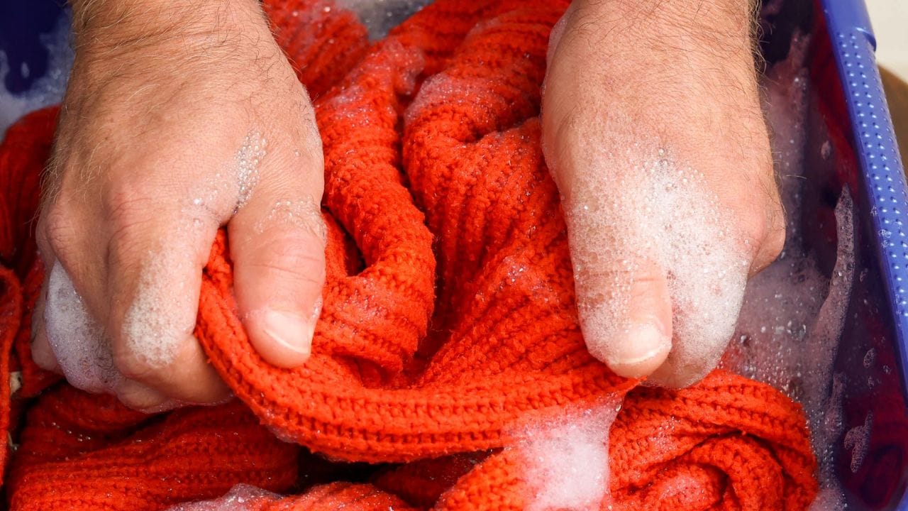 સૌ પ્રથમ સ્વેટર કેમ ખરાબ થાય છે તે સમજવું મહત્વપૂર્ણ છે. હકીકતમાં જ્યારે કાપડના રેસા એકબીજા સામે ઘસવામાં આવે છે ત્યારે નાના ગઠ્ઠા બને છે. આ સમસ્યા અંડરઆર્મ્સ, કોણી અને વિસ્તારોમાં વધુ જોવા મળે છે. ખાસ કરીને જ્યારે સ્વેટર વારંવાર અથવા અયોગ્ય રીતે ધોવામાં આવે છે.
