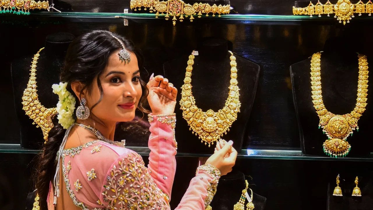 શહેરની વર્ષો જૂની કારીગરી, લાખો કારીગરોની ટીમ અને કેરળના સોનાના બજારમાં તેની મજબૂત પકડને કારણે તેને આ નામ મળ્યું છે. ત્રિશૂર કેરળની મધ્યમાં આવેલું છે, જેના કારણે અહીંનો સોનાનો વેપાર આખા રાજ્ય અને દક્ષિણ ભારતમાં ફેલાયેલો છે.