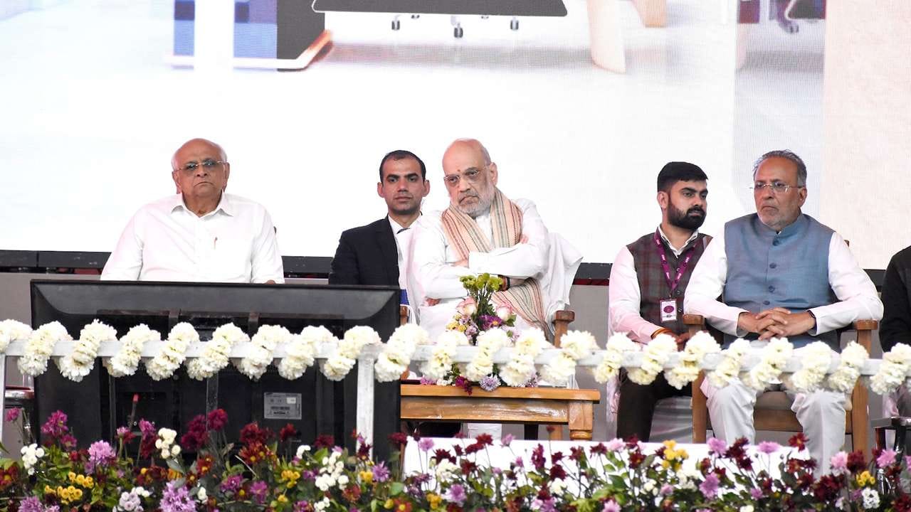 કેન્દ્રીય ગૃહ મંત્રી અમિત શાહે જણાવ્યું હતું કે, ગુજરાતની ધરતી પરથી ભારતની સ્વાસ્થ્ય સુરક્ષા અને બાયો સેફ્ટી ક્ષેત્રના વિકાસના નવા યુગની શરૂઆત થઈ છે. પુણે બાદ દેશની આ માત્ર બીજી ઉચ્ચ સ્તરીય લેબ છે, પરંતુ રાજ્ય સરકારની વિશેષ પહેલથી રૂ. 362 કરોડના ખર્ચે નિર્માણ પામનારી આ દેશની પ્રથમ BSL-4 લેબ બનશે. ભવિષ્યમાં આ લેબ જીવલેણ વાયરસો સામે લડવા માટે ભારતનું અભેદ સુરક્ષા કવચ અને જૈવ સુવિધાનો મજબૂત કિલ્લો પૂરવાર થશે.