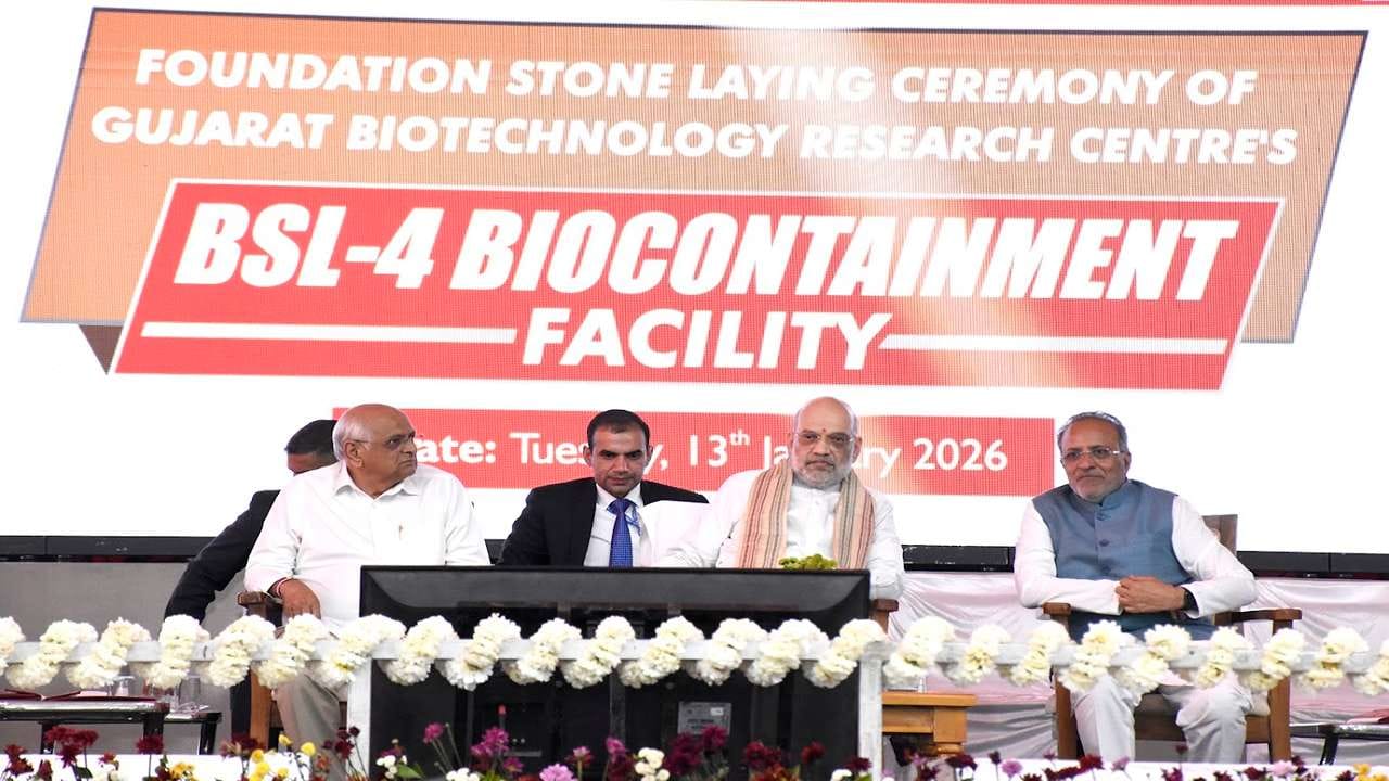 ગૃહ મંત્રીએ સ્ટાર્ટઅપ અને રોકાણના ક્ષેત્રે થયેલી વૃદ્ધિ પર પ્રકાશ પાડતા કહ્યું કે, વર્ષ 2014માં આ ક્ષેત્રે 500થી પણ ઓછા સ્ટાર્ટઅપ્સ હતા, જે આજે 10,000થી વધુ થયા છે. તેવી જ રીતે, ઇન્ક્યુબેટર્સની સંખ્યા 6 થી વધીને 95 અને ઇન્ક્યુબેસન સ્પેસ 60 હજાર સ્ક્વેર ફૂટથી વધીને 9 લાખ સ્ક્વેર ફૂટ થઈ છે. નોંધપાત્ર રીતે, પ્રાઈવેટ ઇન્વેસ્ટમેન્ટ ફંડ રૂ. 10 કરોડથી વધીને રૂ. 7000 કરોડ સુધી પહોંચ્યું છે અને પેટન્ટ ફાઈલિંગની સંખ્યા પણ ૧125થી વધીને 1300ને પાર કરી ગઈ છે, જે દર્શાવે છે કે ભારતના યુવાનો હવે 'જોબ શિકર' નહીં પણ 'જોબ ગીવર' બન્યા છે.