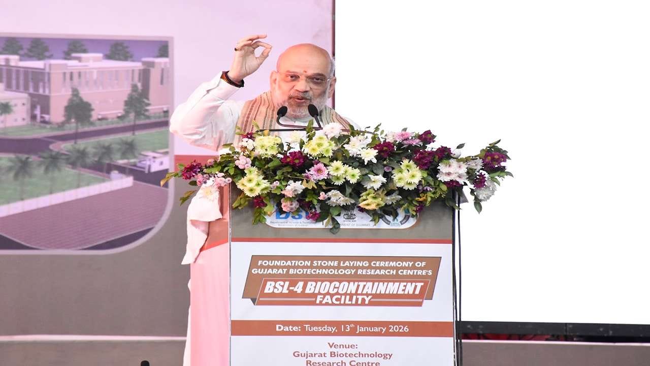 ભારતના બાયો ટેકનોલોજી ક્ષેત્રમાં આવેલા ક્રાંતિકારી પરિવર્તનના આંકડા રજૂ કરતા તેમણે જણાવ્યું કે, છેલ્લા 11 વર્ષમાં બાયો-ટેક્નોલોજી ક્ષેત્રે અભૂતપૂર્વ પ્રગતિ થઈ છે. વર્ષ 2014માં ભારતની બાયો-ઈકોનોમી જે 10 બિલિયન ડોલર હતી, તે વર્ષ 2024 સુધીમાં વધીને 166 બિલિયન ડોલરને પાર પહોંચી છે. સંશોધનને 'આવિષ્કારનો આત્મા' ગણીને કેન્દ્ર સરકાર દ્વારા પૂરી પાડવામાં આવેલી માળખાકીય સુવિધાઓને કારણે આજે ભારતના વૈજ્ઞાનિકો અત્યંત સુરક્ષિત વાતાવરણમાં વિશ્વસ્તરીય સંશોધનો કરી રહ્યા છે.
