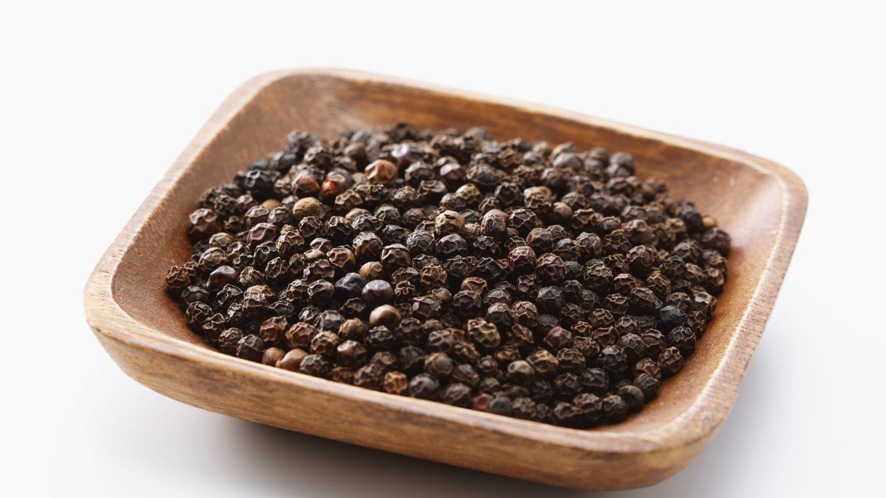 કાળા મરીમાં ભેળસેળ ઓળખવાની સૌથી સરળ રીત પાણી પરીક્ષણ છે. એક ગ્લાસ પાણીમાં થોડા કાળા મરીના દાણા નાખો. જો દાણા તળિયે ડૂબી જાય, તો તે અસલી હોવાની શક્યતા વધુ હોય છે. જ્યારે કે, જો દાણા પાણી પર તરતા રહે, તો તેમાં પપૈયાના બીજ અથવા હળવા નકલી દાણા હોવાની શક્યતા હોય છે.