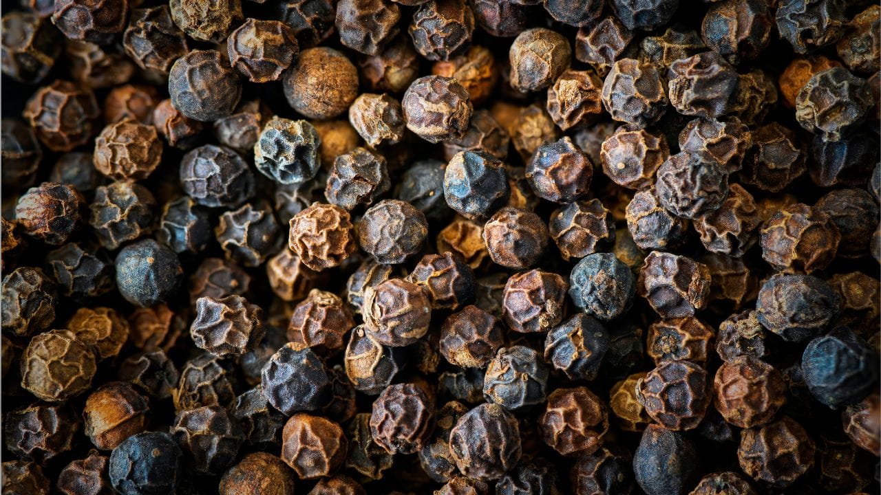 ગંધ અને સ્વાદ દ્વારા પણ અસલી અને નકલી કાળા મરી વચ્ચે ફરક જાણી શકાય છે. અસલી કાળા મરીમાં તીવ્ર સુગંધ અને મોઢામાં તીખો સ્વાદ અનુભવાય છે. જ્યારે કે ભેળસેળયુક્ત મરીનો સ્વાદ હળવો અને સુગંધ ઓછી હોય છે.