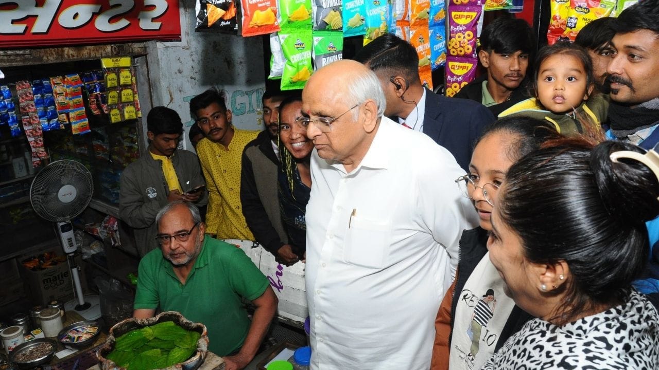 મુખ્યપ્રધાન ભૂપેન્દ્ર પટેલ ગીર સફારીમાં સિંહ દર્શન માટે નીકળ્યા હતા. જંગલમાં નિર્ભય મુક્ત રીતે વિહરતા સાવજ તેમજ અન્ય વન્યજીવોને જોઈ. તે આનંદિત થયા હતા.