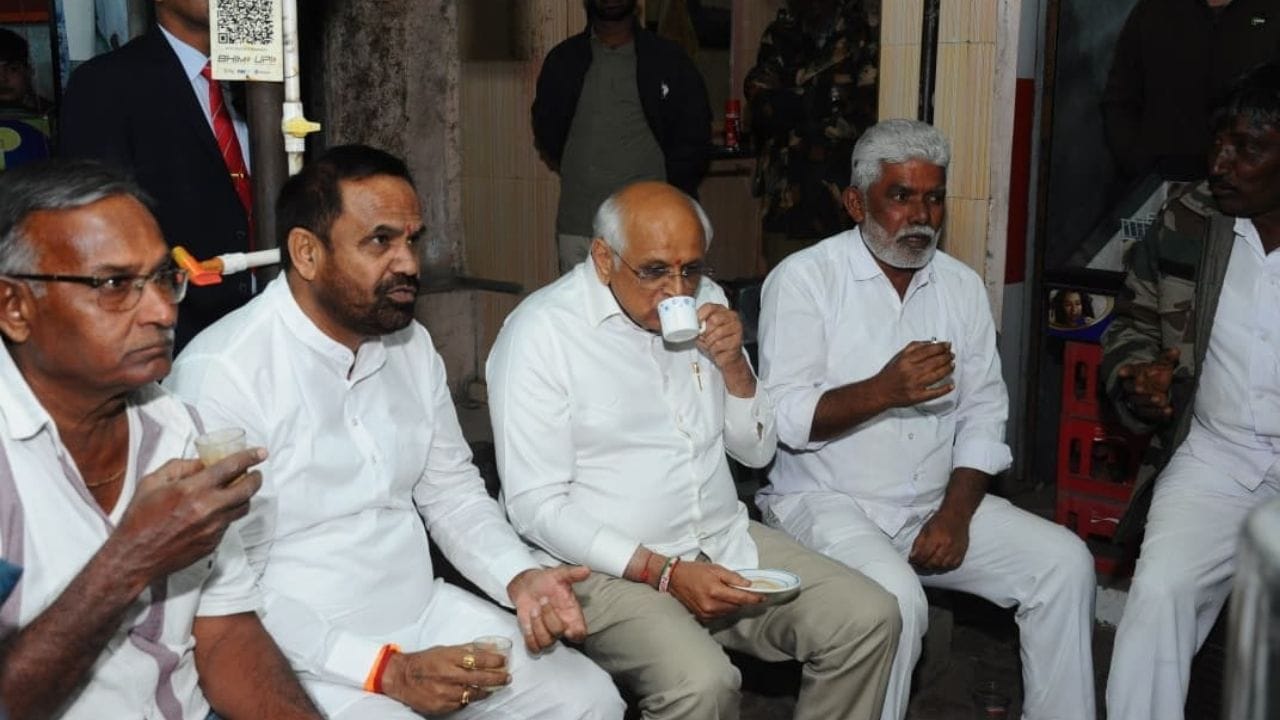 તેમજ કોઈ પણ પ્રોટોકોલ વગર સ્થાનિક લોકોની સાથે બેસીને ચા ની ચૂસકી પણ લીધી હતી અને વાતચીત કરી હતી.મુખ્યપ્રધાન ભુપેન્દ્ર પટેલે રાત્રિ રોકાણ સાસણ ગીરમાં કર્યું હતુ, ત્યારે સમય કાઢીને સિંહસદનની બહાર બજારમાં સ્થાનિક વેપારીઓ અને પ્રવાસીઓની સાથએ મુલાકાત કરી હતી.