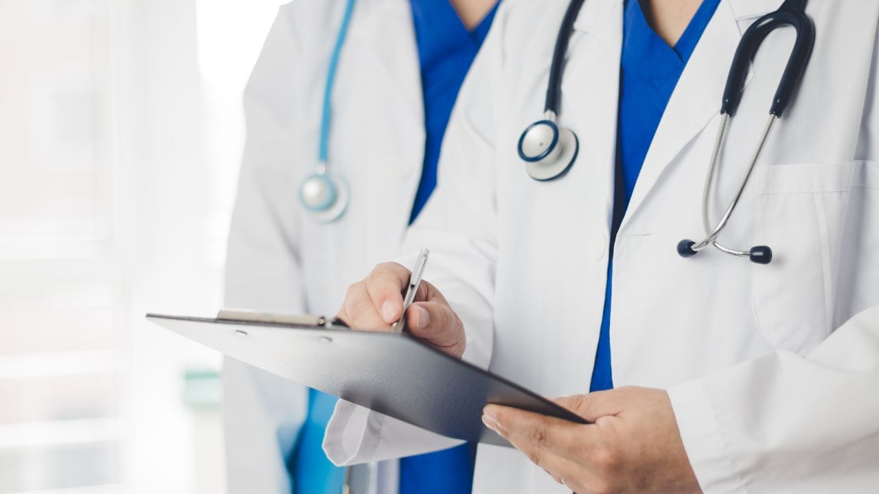 ભારતમાં ડોક્ટર બનવા માટે વિદ્યાર્થીને NEET UG માં સફળ થવું જરૂરી છે. NEET UG સ્કોર આધારે MBBS પ્રવેશ મળે છે, અને MBBS ડિગ્રી પૂર્ણ કર્યા પછી જ વિદ્યાર્થી ડોક્ટર બની શકે છે. ત્યારબાદ, NEET PG માર્ગદર્શિકા હેઠળ વિદ્યાર્થી વિશેષ ડોક્ટર બનવાનો રસ્તો લઇ શકે છે. MBBS અને વિશેષતા પ્રાપ્ત ડોક્ટરો હવે વિદેશમાં પ્રેક્ટિસ કરવા માટે લાયક બન્યાં છે. અને હા, કેનેડા ભારતીય ડોકટરો માટે એક્સપ્રેસ વિઝા રજૂ કરી રહ્યું છે.