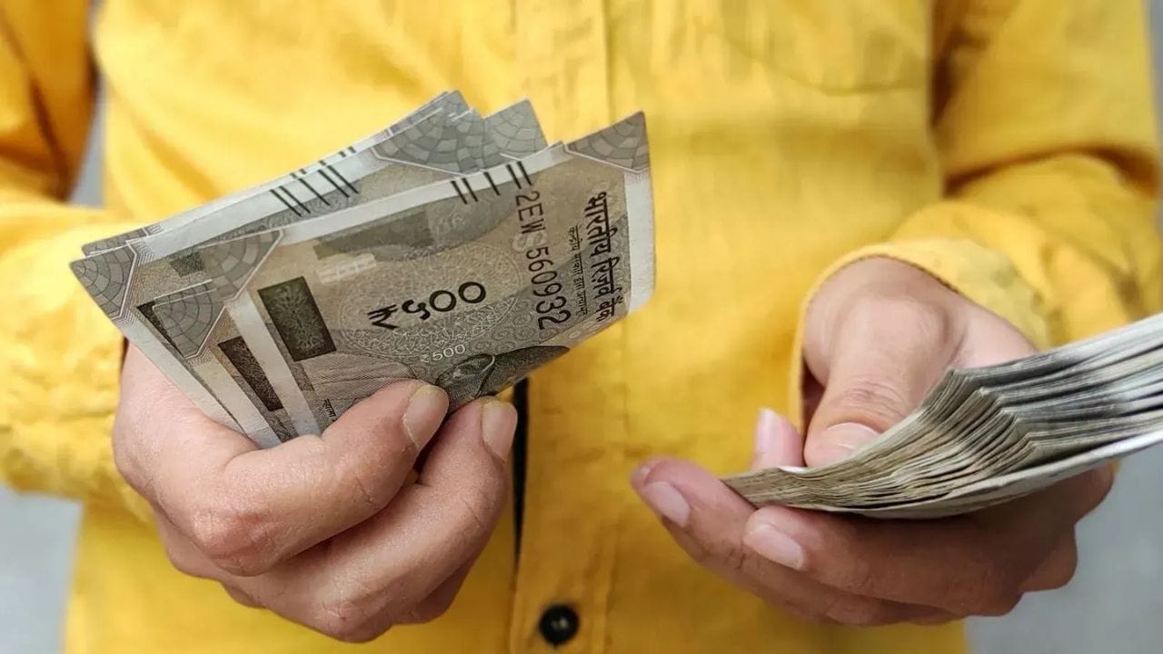 મીડિયા અહેવાલ અનુસાર, આ DA વધારો માત્ર અંદાજ પર નહીં પરંતુ લેબર બ્યુરોના નક્કર સરકારી ડેટા પર આધારિત છે. ઓલ ઈન્ડિયા કન્ઝ્યુમર પ્રાઈસ ઇન્ડેક્સ ફોર ઇન્ડસ્ટ્રિયલ વર્કર્સ (AICPI-IW), જે DAની ગણતરી માટે આધારભૂત માનવામાં આવે છે, તે નવેમ્બર 2025માં 0.5 પોઈન્ટ વધીને 148.2 પર પહોંચ્યો છે.