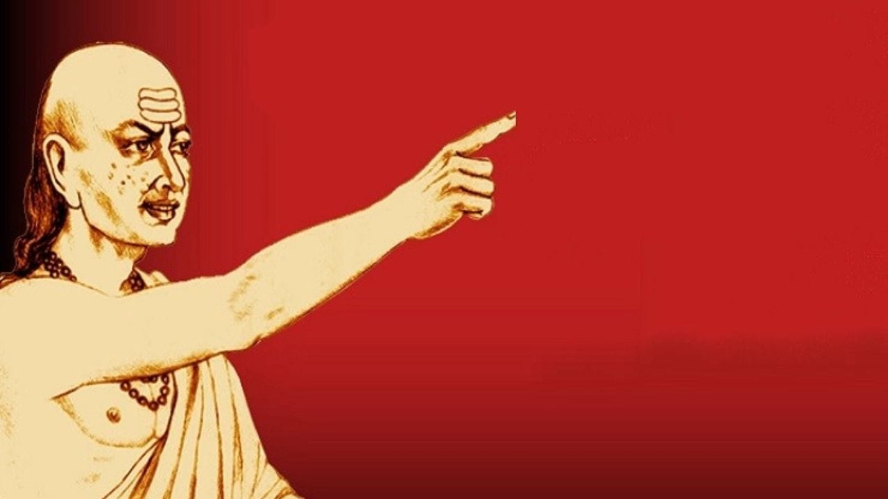 વાણી શૈલી: આચાર્ય ચાણક્ય કહે છે કે જે લોકો તમને છેતરે છે તેઓ તમારી સાથે વાત કરતી વખતે ખૂબ જ આક્રમક સ્વરમાં બોલશે. તેઓ સતત તેમના દૃષ્ટિકોણથી તમને સમજાવવાનો પ્રયાસ કરશે. તેઓ તમારી વાત સાંભળ્યા વિના પણ તેઓ સાચા છે તે સાબિત કરવાનો પ્રયાસ કરશે.
