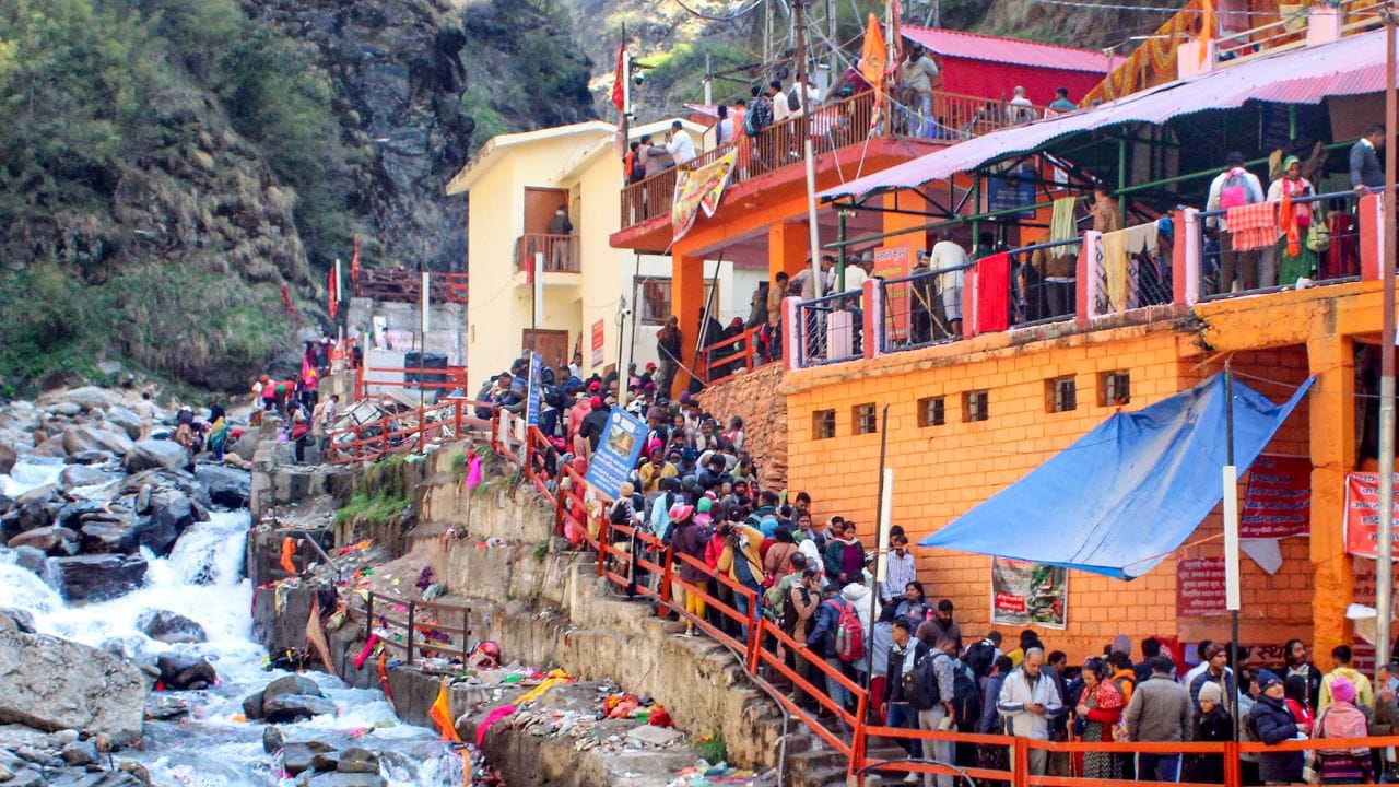 ઉત્તરાખંડની ચારધામ યાત્રા (યમુનોત્રી, ગંગોત્રી, કેદારનાથ, બદ્રીનાથ) હિન્દુ ધર્મના સૌથી પવિત્ર યાત્રાધામોમાંનું એક છે, જે દર વર્ષે એપ્રિલ-મે થી ઓક્ટોબર-નવેમ્બર સુધી ચાલે છે. (all photo : canva)