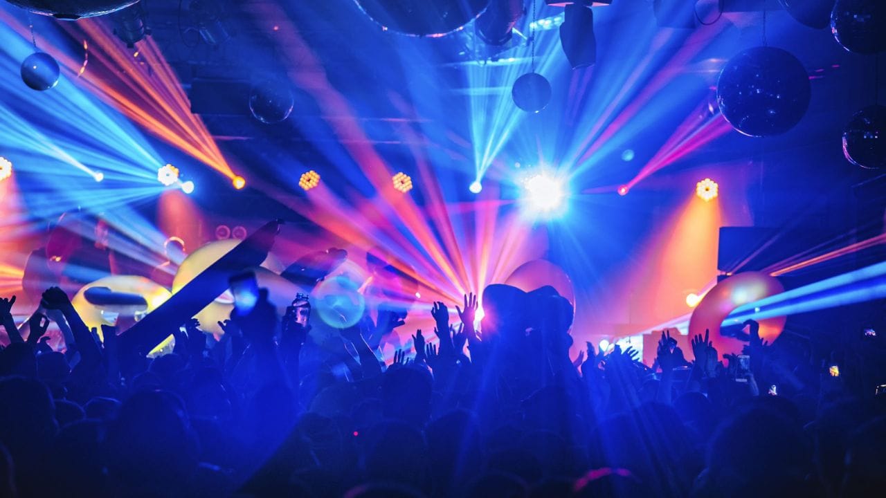 ક્લબમાં શું થાય છે?: ક્લબ કે નાઈટક્લબ એકદમ અલગ અનુભવ આપે છે. અહીંનું વાતાવરણ ખૂબ જ એનર્જેટિક હોય છે. જેમાં તમે ડાન્સ, સંગીત, પીણાં અને ડીજેનો આનંદ માણી શકો છો. બારની તુલનામાં ક્લબ વધુ જીવંત વાતાવરણ આપે છે. જોકે તમને અહીં શાંત વાતાવરણ નહીં મળે. જો તમે પાર્ટી મોડમાં હોવ, તો ક્લબ એક સારો વિકલ્પ છે.