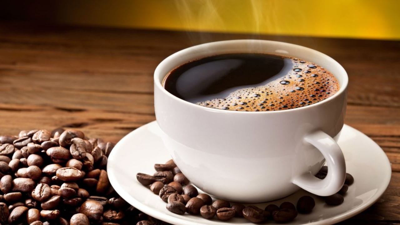 નિષ્ણાતો અને FDA અનુસાર એક સ્વસ્થ વ્યક્તિએ દરરોજ 250-400 મિલિગ્રામથી વધુ કેફીનનું સેવન ન કરવું જોઈએ. આનો અર્થ બે કપ કોફી થાય છે. દરરોજ બે કપ કોફી સૌથી સલામત અને સૌથી ફાયદાકારક માનવામાં આવે છે. દરેક વ્યક્તિનું શરીર અલગ હોય છે, તેથી કેટલાક લોકો ફક્ત એક કપ પછી અસરો અનુભવી શકે છે.
