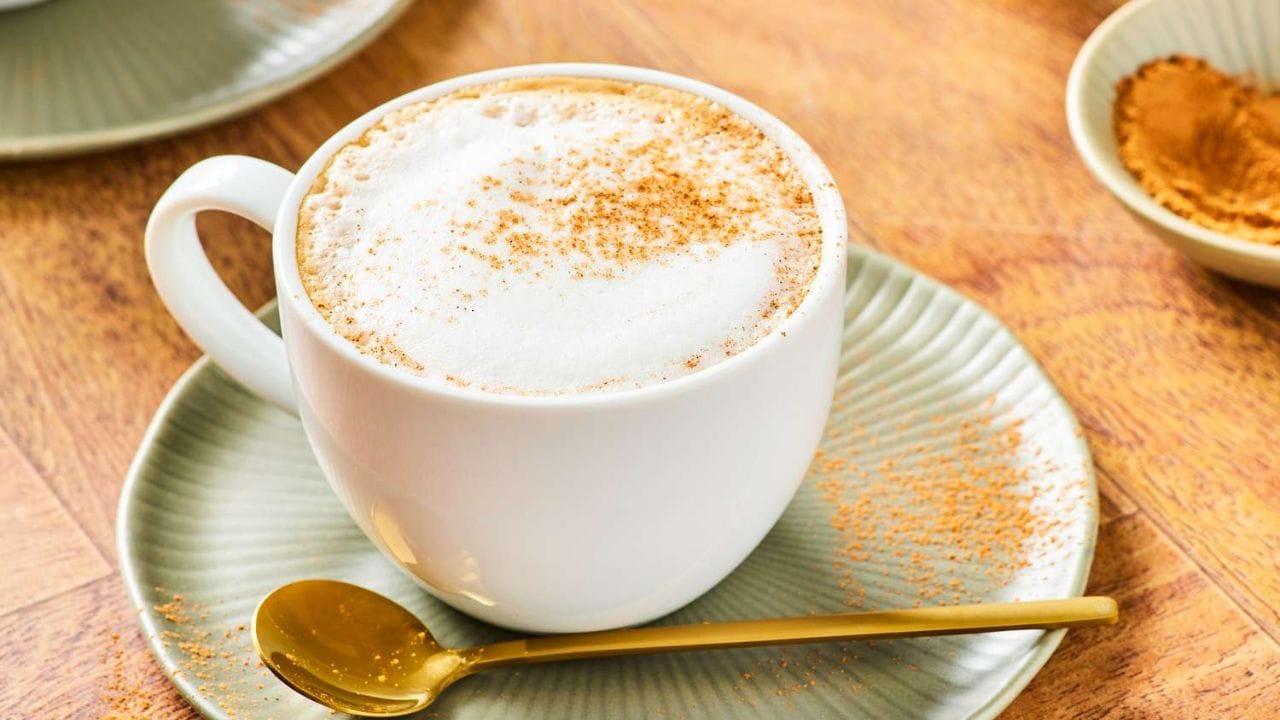 એક કપ બ્લેક કોફીમાં આશરે 100 મિલિગ્રામ કેફીન, માત્ર 2.5 કેલરી, સોડિયમ, પોટેશિયમ અને મેગ્નેશિયમ, પોલીફેનોલ્સ અને એન્ટીઑકિસડન્ટ હોય છે. આ તત્વો હૃદયના સ્વાસ્થ્યને પ્રોત્સાહન આપે છે, લીવરમાં ચરબીનો સંચય અટકાવે છે, ત્વચાને નુકસાનથી બચાવે છે અને શરીરમાં બળતરા ઘટાડે છે. આ જ કારણ છે કે કોફીને હવે પહેલા જેટલી સંપૂર્ણપણે હાનિકારક માનવામાં આવતી નથી.
