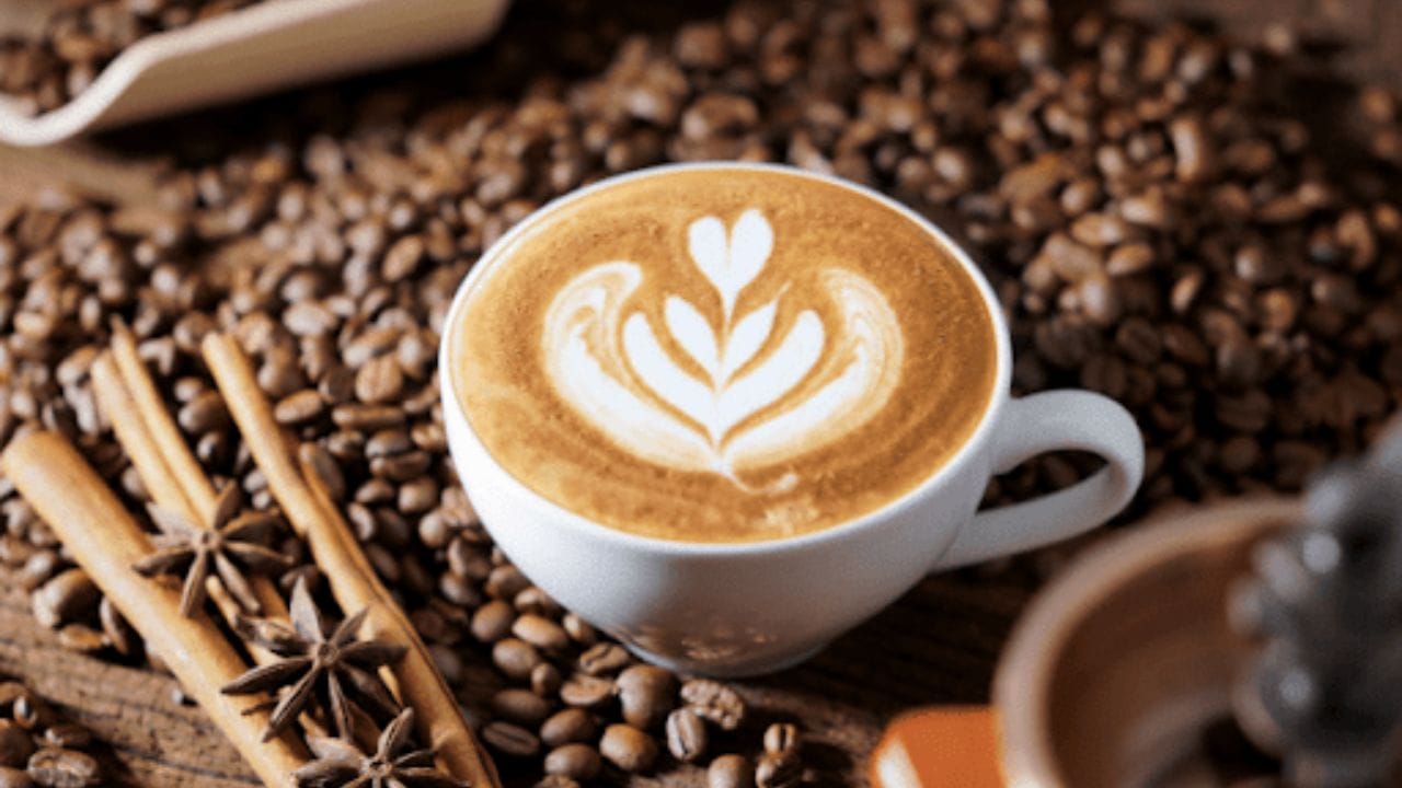 મધ્યમ માત્રામાં કોફી પીવાથી હૃદય રોગ અને હાર્ટ સ્ટ્રોકનું જોખમ ઓછું થાય છે, ટાઇપ 2 ડાયાબિટીસનું જોખમ ઓછું થઈ શકે છે, લીવરનું રક્ષણ થઈ શકે છે અને ચયાપચયને વેગ મળે છે. જે વજન ઘટાડવામાં મદદ કરી શકે છે. આ કારણોસર તબીબી નિષ્ણાતો હવે કોફીને ફાયદાકારક પીણું તરીકે ઓળખી રહ્યા છે.
