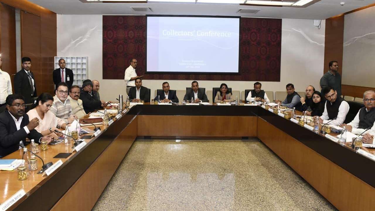 મુખ્યમંત્રીએ એમ પણ ઉમેર્યું કે, રાજ્યમાં જે સંગીન નાણાંકીય વ્યવસ્થાપન છે તેના કારણે હવે વિકાસ કામોમાં નાણાંની કોઈ તંગી નથી પડતી આ સંજોગોમાં જિલ્લામાં વિવિધ યોજનાઓના ચાલતા વિકાસ કામો ઝડપી અને ગુણવત્તાયુક્ત થાય તે માટે જિલ્લાની ટીમનું નેતૃત્વ કરીને કલેક્ટરો યોગ્ય નિગરાની રાખે. 