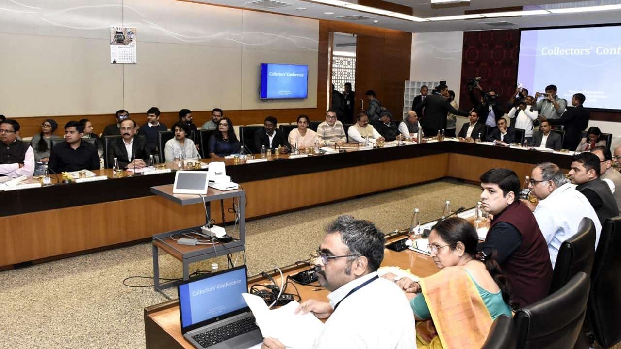 ભૂપેન્દ્ર પટેલે સમગ્ર રાજ્યના જિલ્લા કલેકટરોને ટીમવર્કથી અને એકબીજા સાથે ચર્ચા કરીને સાથે મળીને કામ કરવાનું આહવાન કરતા કહ્યું કે, પરિપત્રો-નિયમોનું જિલ્લાઓમાં અલગ અલગ અર્થઘટન ન થાય અને લોકોને પોતાના કામોમાં સરળતા રહે તે માટે જિલ્લા કલેક્ટરો જવાબદારી પૂર્વક કાર્યરત રહે. 