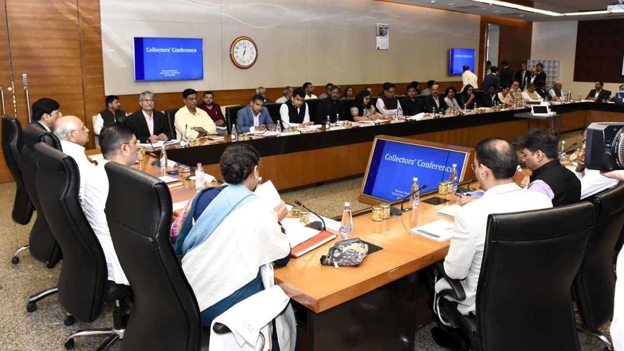 જિલ્લા કલેકટરોને જન પ્રતિનિધિઓની રજૂઆતો પર યોગ્ય કાર્યવાહી કરવા, સ્વામીત્વ યોજનામાં મિલકત ધારકોને પ્રોપર્ટી કાર્ડ વિતરણમાં ગતિ આપવા, તેમજ જિલ્લા કક્ષાએ પણ ફીડબેક મિકેનિઝમ વધુ સુચારુ બનાવવાના સૂચનો કર્યા હતા.